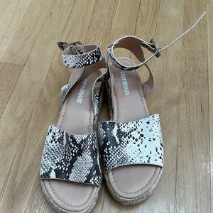 Snake skin platform sandals! Women’s 8.5